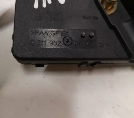 Mercedes-Benz E W211 Fuse module 2119820402 013948371
