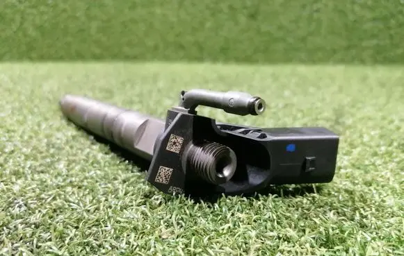 Mercedes-Benz C W205 Fuel injector A6510702987