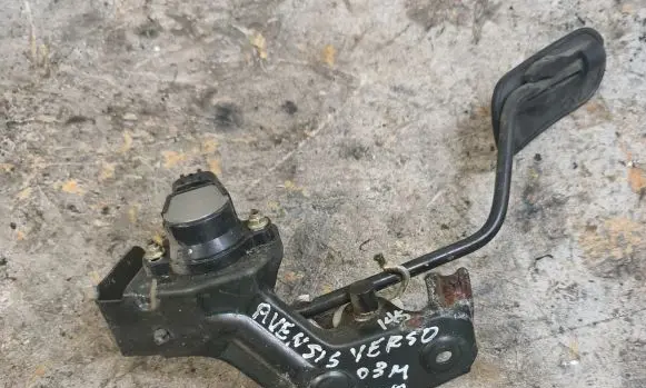 Toyota Avensis Verso Accelerator throttle pedal