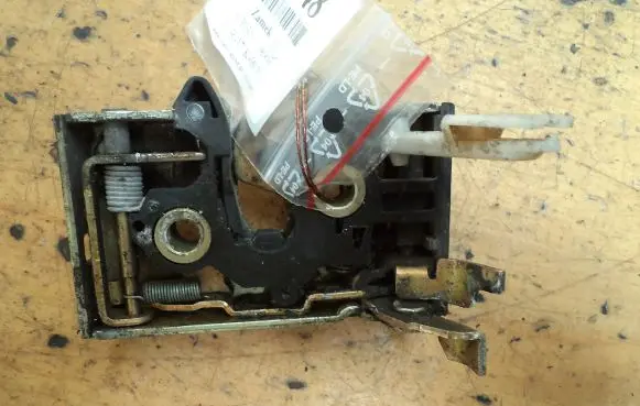 Volkswagen Polo II 86C 2F Front door lock