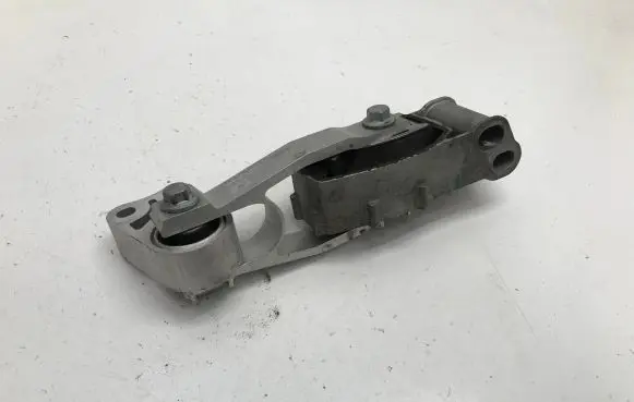 Engine mount vacuum valve