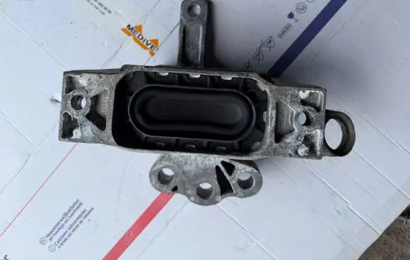 Opel Insignia A Engine mount bracket 22992957