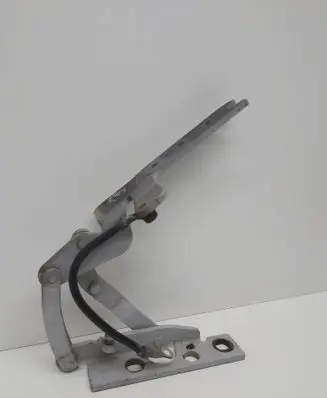 Engine bonnet/hood hinges