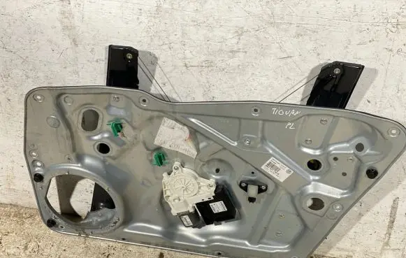 Volkswagen Tiguan Front door window regulator with motor 5n837730b