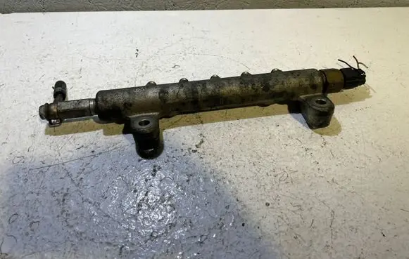 Nissan X-Trail T30 Fuel main line pipe