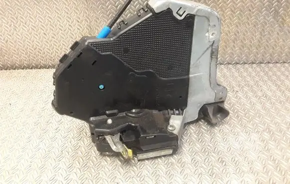 Lexus IS 220D-250-350 Coupe door lock (next to the handle) 6904053090