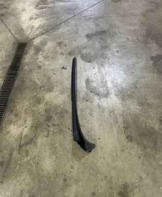 Nissan NV300 Windshield trim 727608750R
