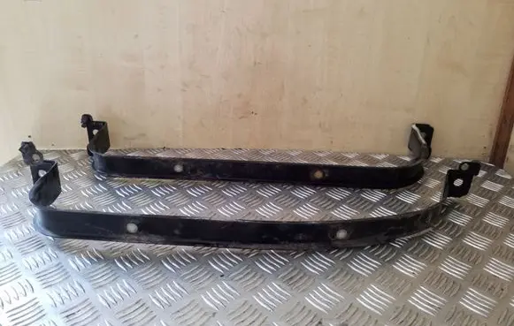 Fuel tank mounting bracket