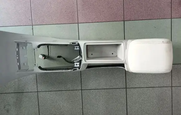 Volvo V50 Center console 8687407