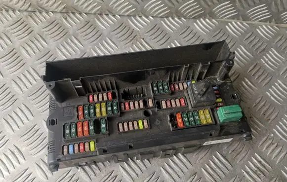 BMW 5 F10 F11 Fuse module 9252815 925281501