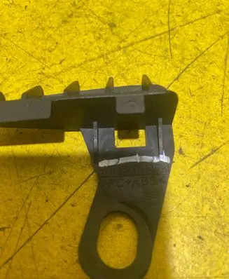 Seat Ibiza IV (6J,6P) Fender mounting bracket 6J0821120A