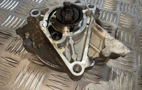 Opel Zafira B Vacuum pump 72905303