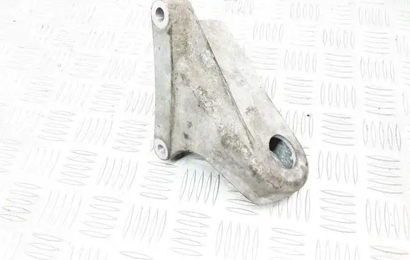 Volvo XC90 Engine mounting bracket 30680588