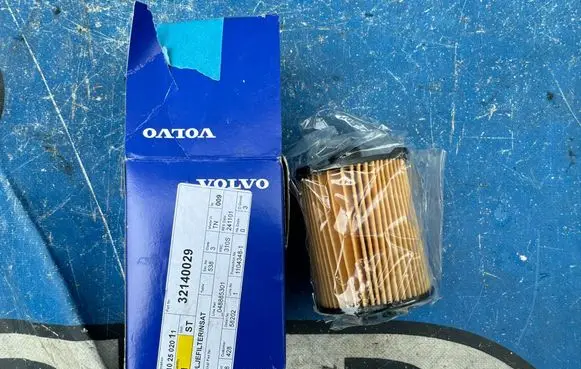 Volvo XC90 Oil filter cover 32140029