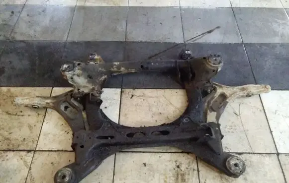 Volkswagen Touareg I Front subframe