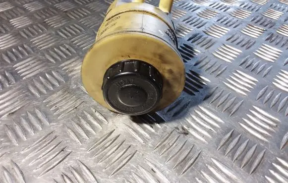 Power steering fluid tank/reservoir