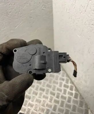 Audi A5 8T 8F Air flap motor/actuator efb330