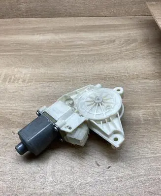 Mercedes-Benz C W204 Front door window regulator motor A2048200142 0130822503