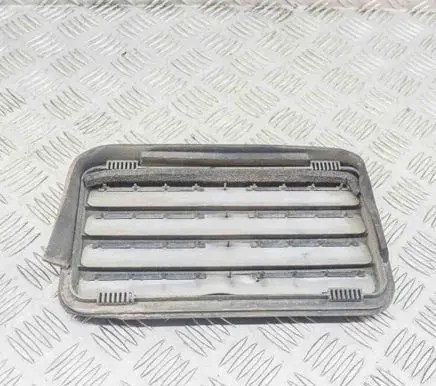 Quarter panel pressure vent