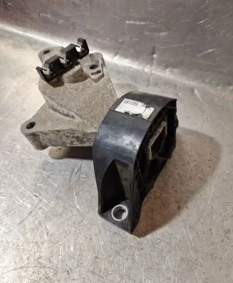 Dacia Sandero Engine mounting bracket 112844547R