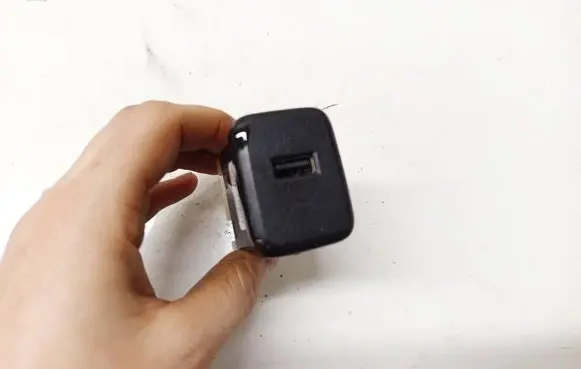 Opel Insignia B USB socket connector 13596807