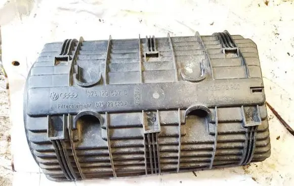 Volkswagen I LT Air filter box 075129607c 075129620a