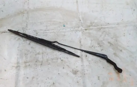 Volvo S40, V40 Front wiper blade arm