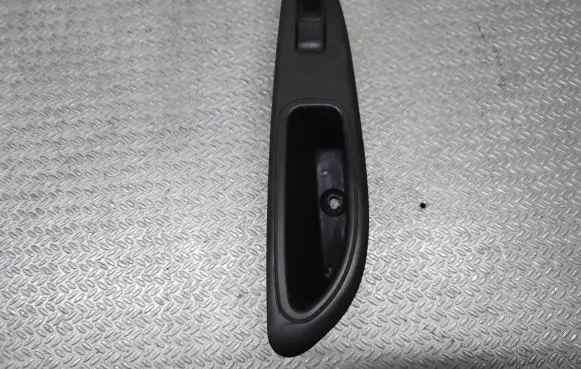 Nissan Primera Electric window control switch 82961AV760