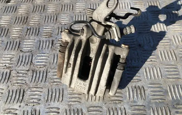Volkswagen Jetta VI Rear brake caliper
