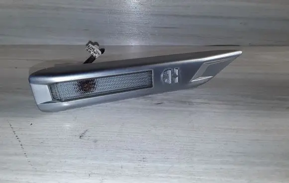 Front fender indicator light