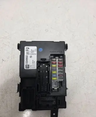 Opel Meriva B Fuse module 13349932 401154265 28270809