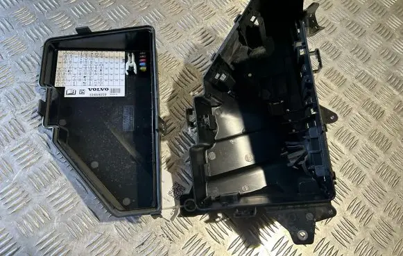 Volvo XC90 Fuse box set 31398000 31398001