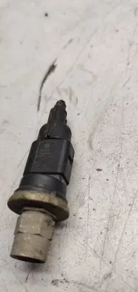 Volkswagen PASSAT B6 Air conditioning (A/C) pressure sensor 1j0973703