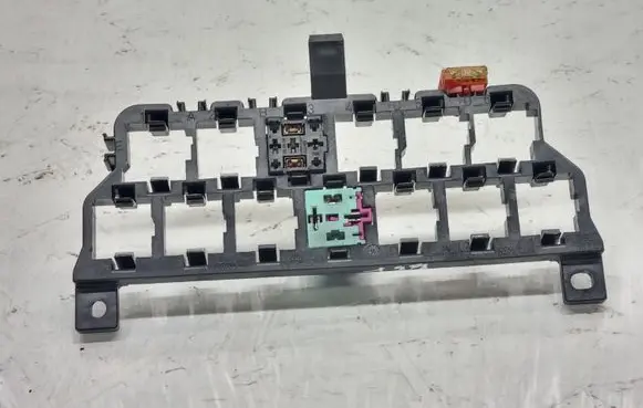 Volkswagen PASSAT B5.5 Fuse module 8D0937503E