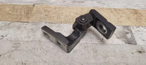 Volkswagen Touran I Front door upper hinge 6Q0831402B 6Q0831402