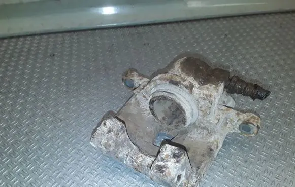 Toyota Previa (XR30, XR40) II Rear brake caliper 
