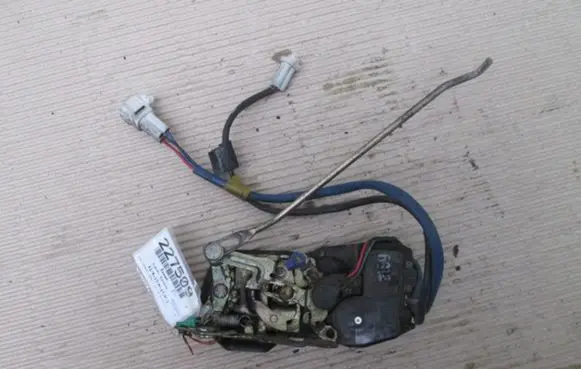 Suzuki Baleno EG Front door lock