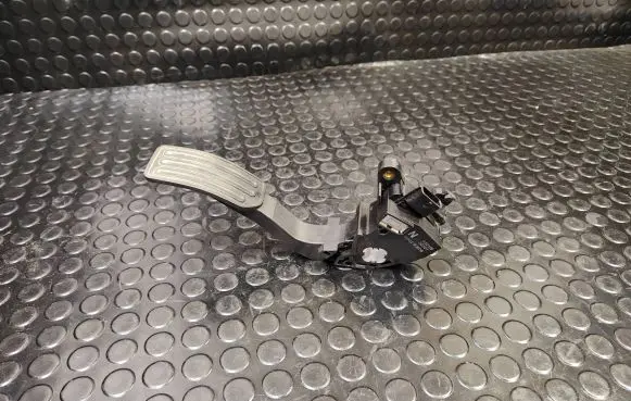 Nissan Leaf I (ZE0) Accelerator throttle pedal 180021KM0B 180021KMoB