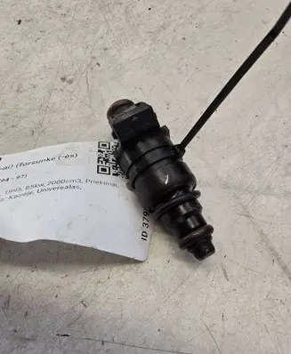 Audi A6 S6 C4 4A Fuel injector 037906031P