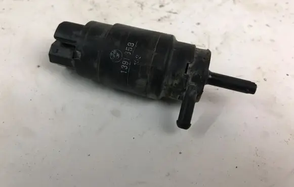 BMW 5 E39 Windscreen/windshield washer pump 1391358 61661380068 001380135