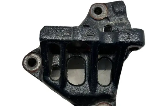 Engine mounting bracket