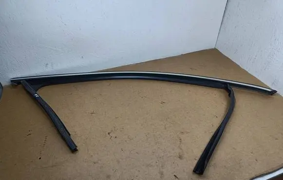 Volkswagen PASSAT B7 USA Front door glass trim molding 561837432A