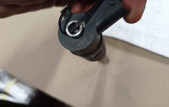 Opel Zafira B Fuel injector 0445110243