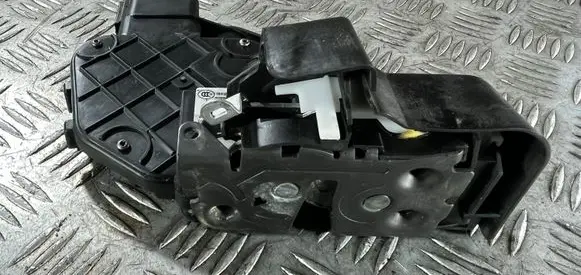 Volvo XC70 Front door lock 31253665