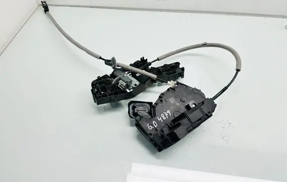 Volkswagen Touran III Rear door lock 5TA839016E A046465