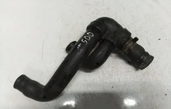 Volkswagen Golf III Engine coolant pipe/hose 037121058b