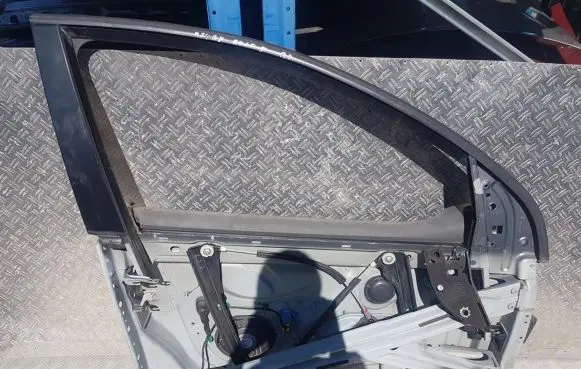 Volkswagen Golf V Front door window/glass frame 
