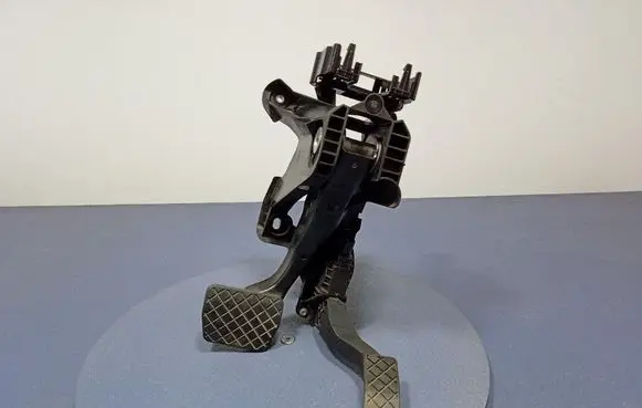 Accelerator throttle pedal