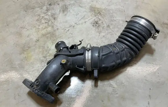 Nissan Juke I F15 Air intake hose/pipe 165763328R