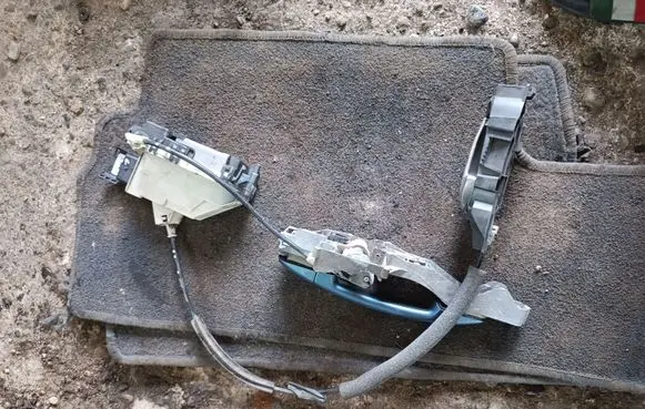 Citroen Berlingo Front door lock A01851 828405